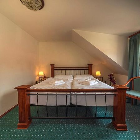 Zamecky Hotel Metternich Velka Hledsebe Экстерьер фото